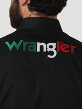 Load image into Gallery viewer, MEN&#39;S WRANGLER® LOGO LONG SLEEVE BUTTON DOWN
