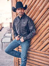 Load image into Gallery viewer, MEN&#39;S WRANGLER® LOGO LONG SLEEVE BUTTON DOWN
