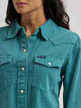 Load image into Gallery viewer, Women's Wrangler Colorwash Iconic Snap Shirt
