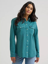 Load image into Gallery viewer, Women's Wrangler Colorwash Iconic Snap Shirt
