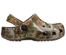 Load image into Gallery viewer, Kid&#39;s Classic Realtree Edge Crocs

