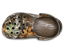 Load image into Gallery viewer, Kid&#39;s Classic Realtree Edge Crocs
